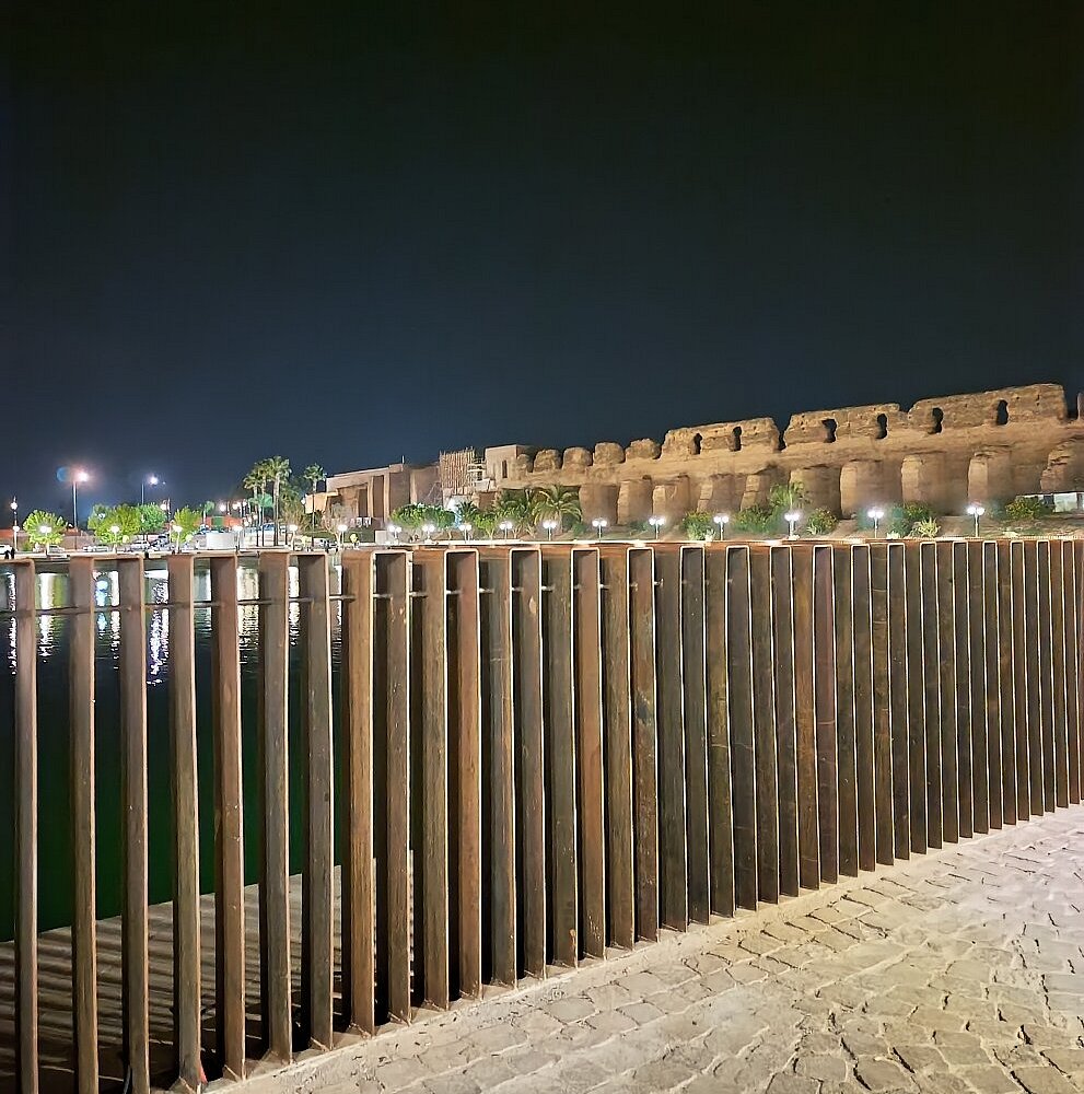 Clôture en acier Corten en bord de bassin, éclairage nocturne