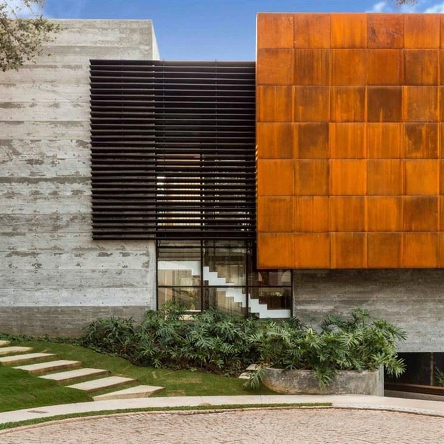 Réalisation en acier Corten, façade et brise-soleil