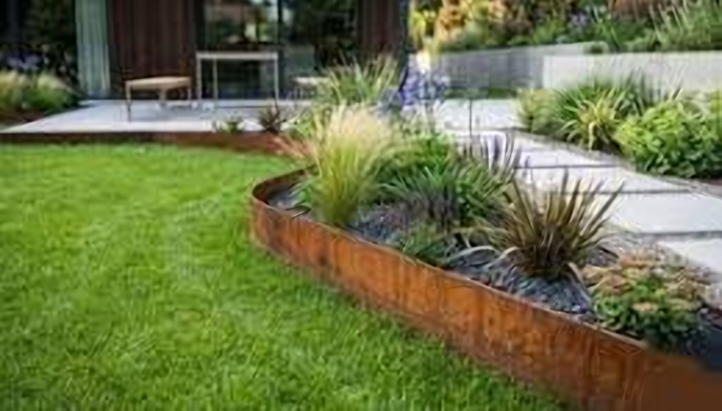 Jardinière en acier Corten dans un jardin paysager