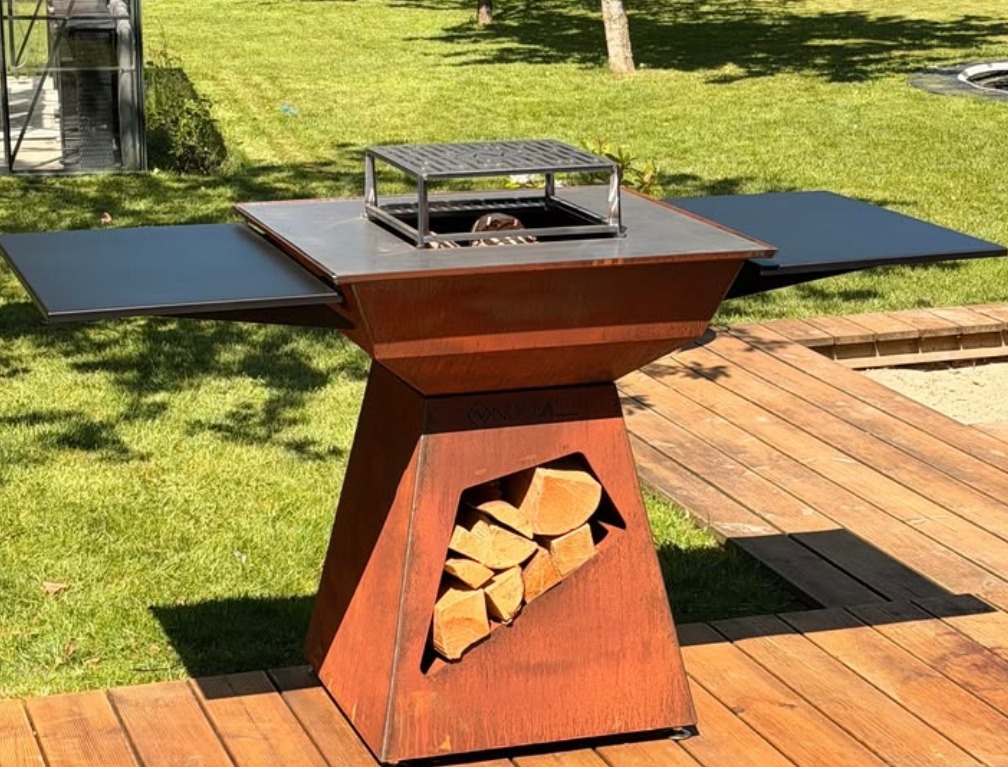 Brasero barbecue en acier Corten avec rangement bois