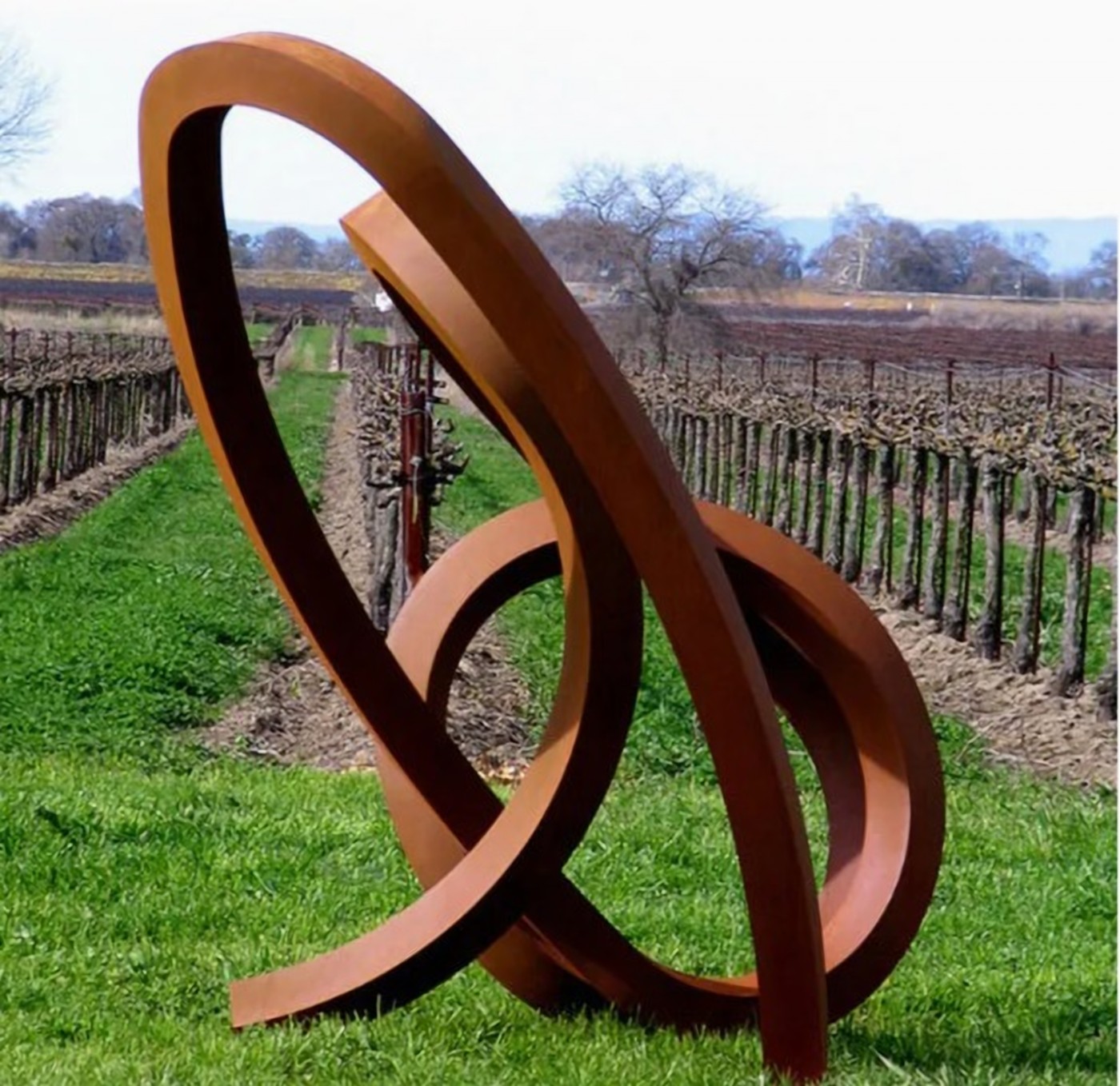 Sculpture contemporaine en acier Corten dans un domaine viticole