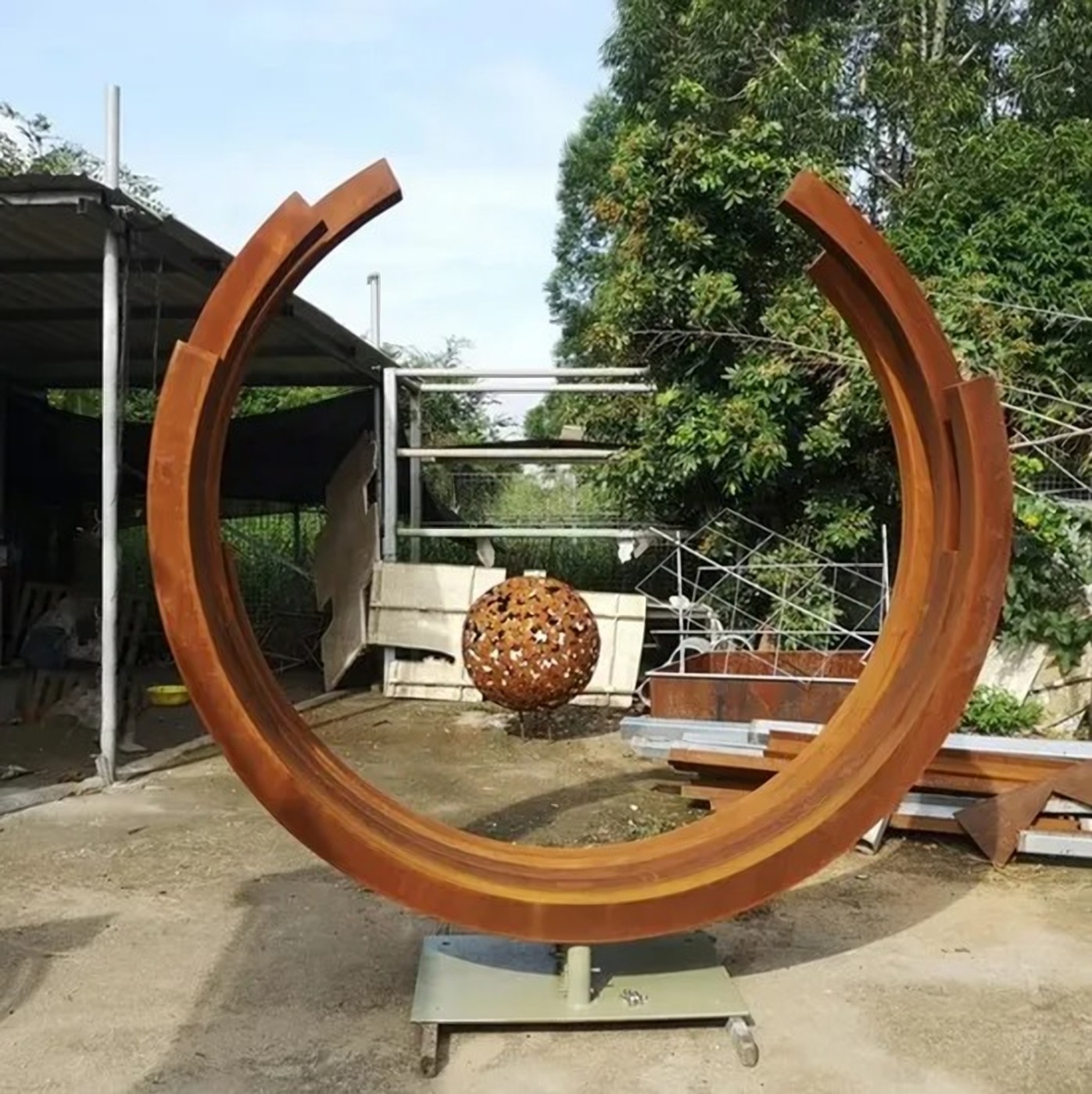 Sculpture circulaire en acier Corten dans un atelier